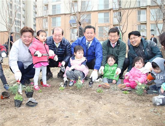 박홍섭 마포구청장(왼쪽 두번째)과 한일용 마포구의회의장(오른쪽 세번째)이 아이들과 함께 꽃 화분을 심고 있다. 