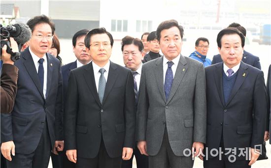 [포토]목포신항에서 세월호 수습현황 듣고있는 황교안 권한대행