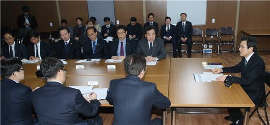 [포토]황교안 대통령 권한대행, 목포신항 세월호 현장수습본부 방문