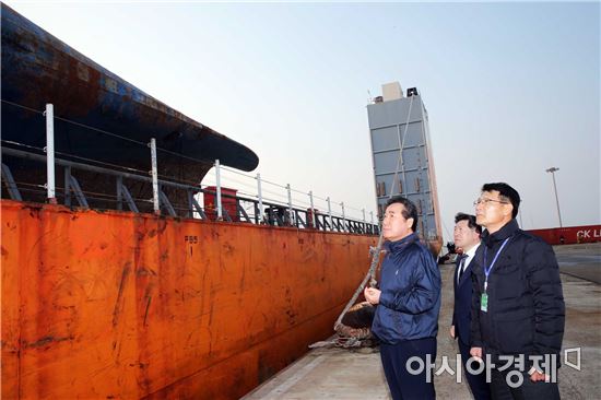 [포토]이낙연 전남지사, 세월호 현장 목포신항 방문