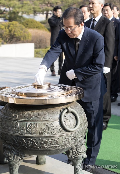 국립현충원 참배하는 홍준표 자유한국당 의원. 사진=연합뉴스 제공
