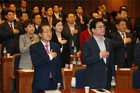 자유한국당의 홍준표 전 대선후보(앞줄 왼쪽)와 정우택 당대표 권한대행/사진=한국당 공식홈페이지