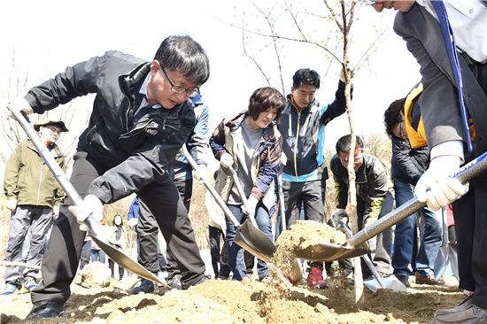 김성환 노원구청장, 불암산에 2310그루 나무 심다