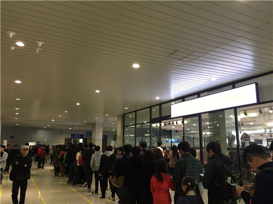 지난 1일 서울모터쇼 제2 전시장. 전시장에 입장하려는 관람객들의 줄이 길게 늘어서 있다.<사진: 아시아경제>
