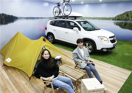 한국GM은 본격적인 나들이 및 캠핑 계절을 맞아 올란도를 구입하는 고객에게 캠핑용 타프를 제공, 가족 나들이를 지원한다. 사진은 올란도와 함께하는 캠핑 이미지