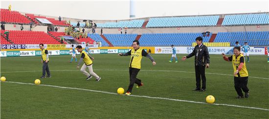 이낙연 전남지사, 전남드래곤즈 축구 홈경기 시축