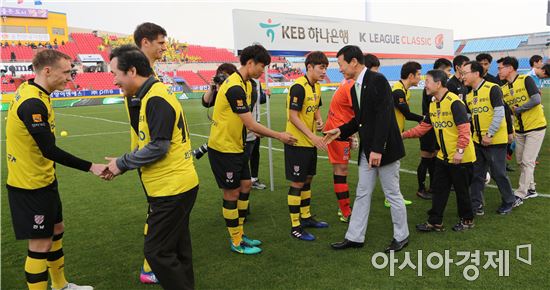 이낙연 전남지사, 전남드래곤즈 축구 홈경기 시축