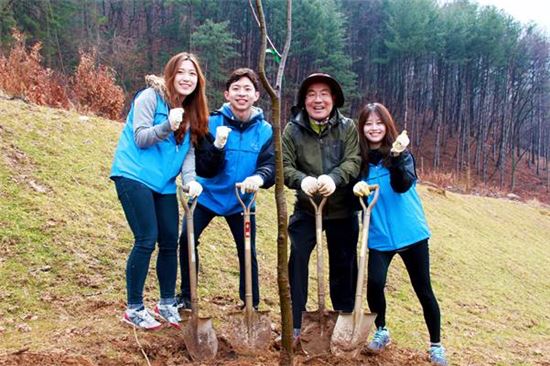 윤동한 한국콜마 회장 "마음의 건강과 아름다움을 추구하는 산과 숲 가꿀 것" 