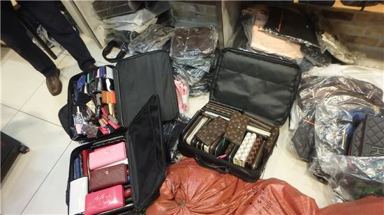 명동·이태원서 명품 '짝퉁' 적발…판매상 2명 입건