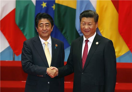 지난해 9월 중국 항저우에서 열린 주요 20개국(G20) 정상회의에서 악수하고 있는 아베 신조 일본 총리와 시진핑 중국 국가주석. [사진=AP연합]