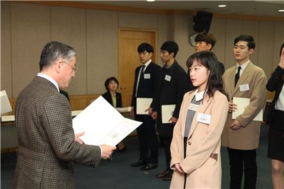 오뚜기재단 장학증서 수여식에서 오뚜기재단 함영준 이사장(왼쪽)이 장학생에게 증서를 수여하고 있다_