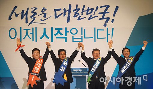 [포토]손 맞잡은 이재명·최성·문재인·안희정