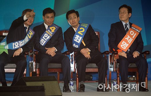 [포토]이야기 나누는 문재인·안희정·최성·이재명