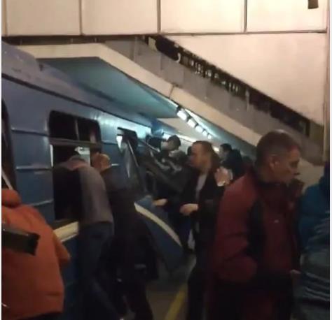 러시아 지하철 폭발, 푸틴대통령 회담장 부근서 터져 '테러 의혹'