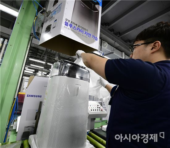 삼성전자 직원이 광주사업장 삼성 공기청정기 블루스카이를 생산하고 있다. (제공=삼성전자)