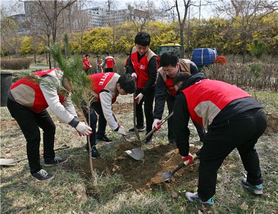 롯데마트, 3년간 3만 그루 나무 심었다