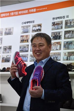 김원길 대표가 이달 중순께 출시하는 운동화를 들어보이고 있다. 바이네르는 제품군 확대를 위해 처음으로  운동화를 출시한다. 
