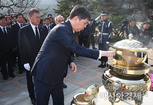 [포토]문재인, 김대중 전 대통령 묘역 참배