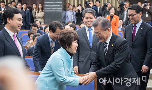 [포토]더불어민주당 의원들과 인사 나누는 문재인