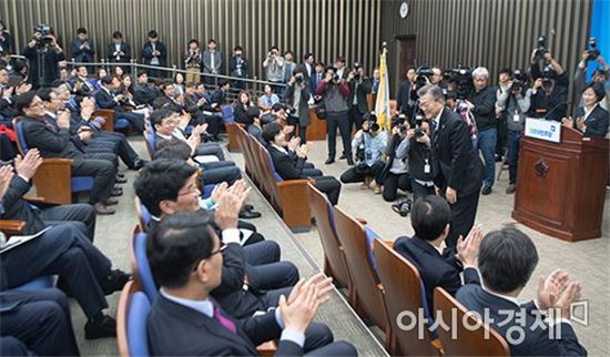 [포토]박수 받는 문재인 후보