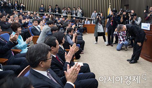 [포토]문재인, 민주당 의원들에게 감사 인사