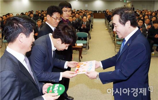 이낙연 전남지사, 밝고 맑은 부서에 명패와 전직원 간식권수여