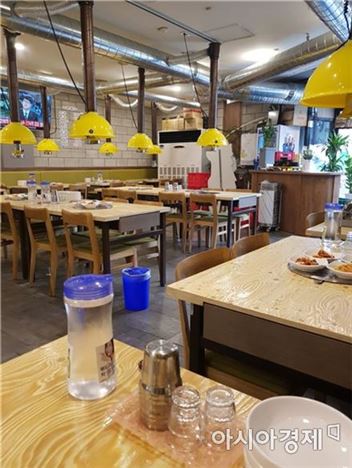 서울 시내의 한 식당. 점심시간인데도 자리 곳곳이 텅 비어있다.

