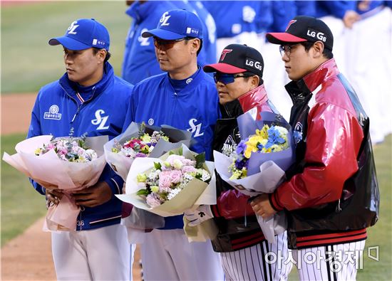 [포토]LG 홈 개막전에 앞서 기념촬영하는 양팀 감독과 주장