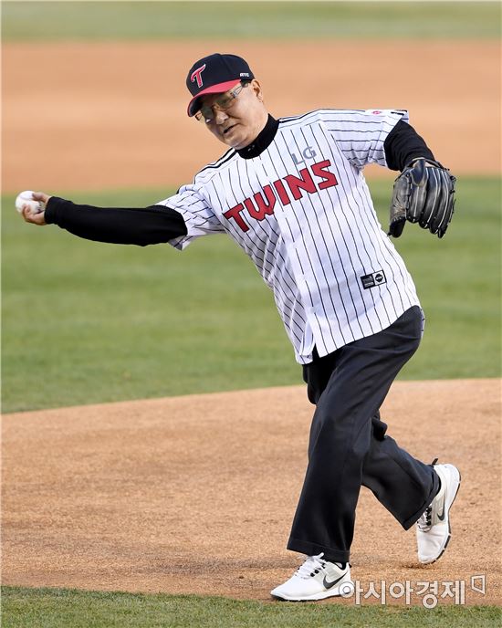 [포토]LG 홈 개막전 이광환 LG 前 감독 시구