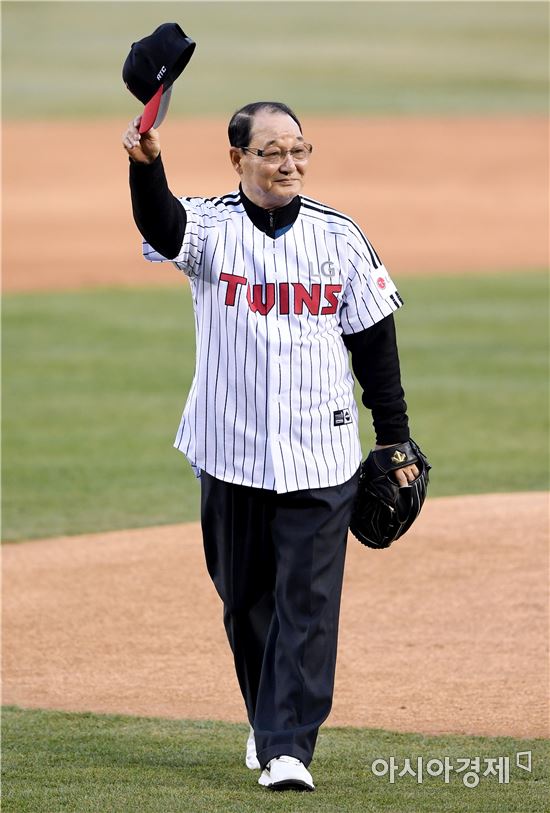 [포토]LG 팬들에게 인사하는 이광환 전 감독