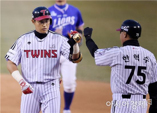 [포토]채은성, '선취 1타점 적시타!'