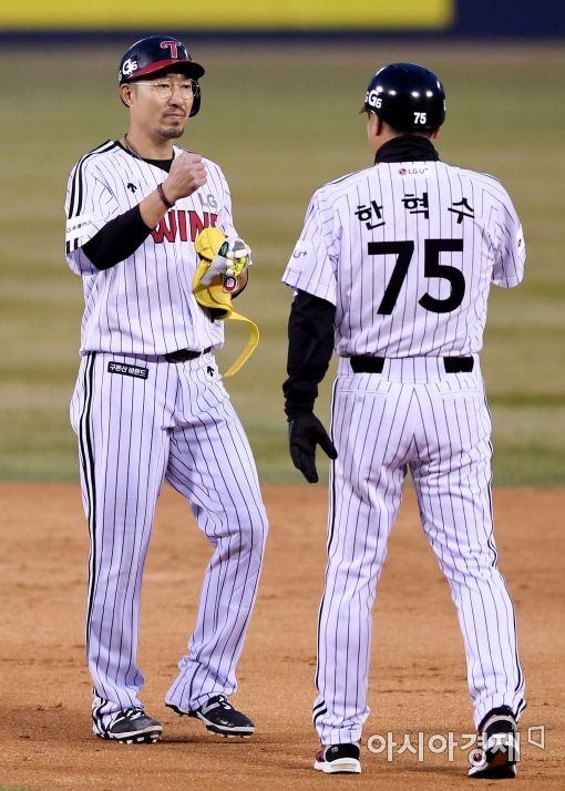 [포토]정성훈, '2루타로 1타점 추가요~'