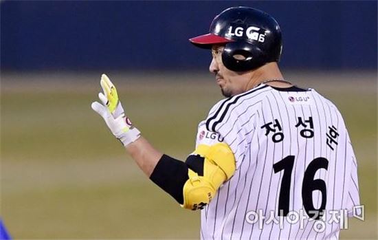 [포토]정성훈, '2루타로 1타점 추가요~'