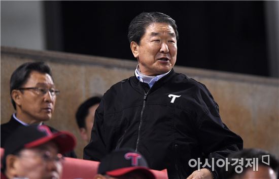 [포토]LG 홈 개막전 찾은 구본준 부회장