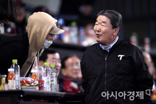 [포토]LG팬 챙기는 구본준 LG부회장