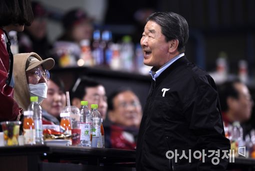 [포토]LG팬 챙기는 구본준 LG부회장