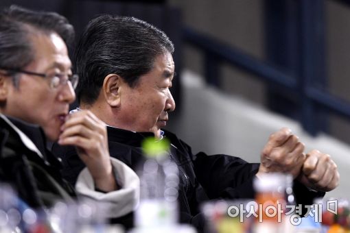 [포토]타격 자세 취해보는 구본준 LG부회장