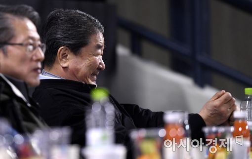 [포토]타격 자세 취해보는 구본준 LG부회장