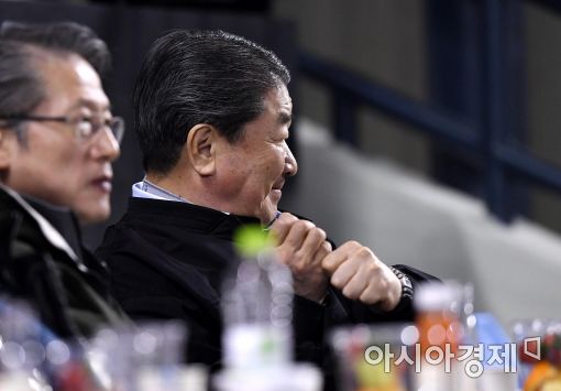 [포토]타격 자세 취해보는 구본준 LG부회장