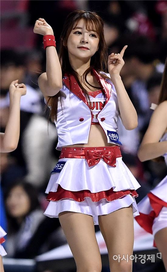 [포토]LG 치어리더, '깜찍한 공연'
