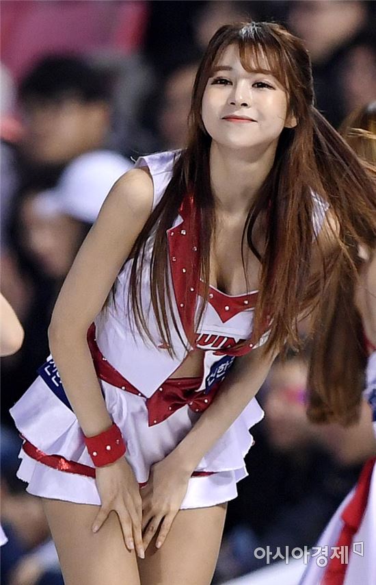 [포토]치어리더, '날 보러 야구장으로 오세요~'