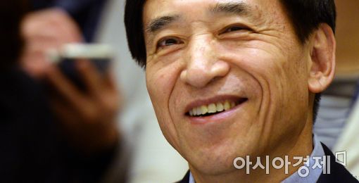 [포토]밝은 미소의 이주열 총재 