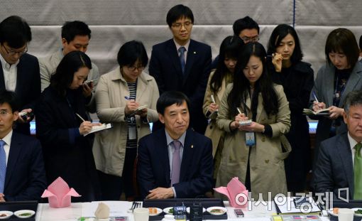 [포토]이주열 한국은행 총재, 말 한마디에 집중