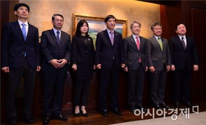 이주열 한국은행 총재가 5일 서울 중구 한은 본관에서 열린 경제동향간담회에 앞서 참석자들과 기념촬영을 하고 있다. 