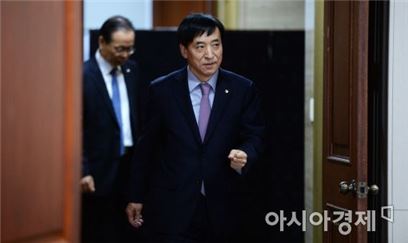 이주열 한국은행 총재가 5일 경제동향간담회가 열리는 한은 본관 15층 소회의실로 입장하고 있다.