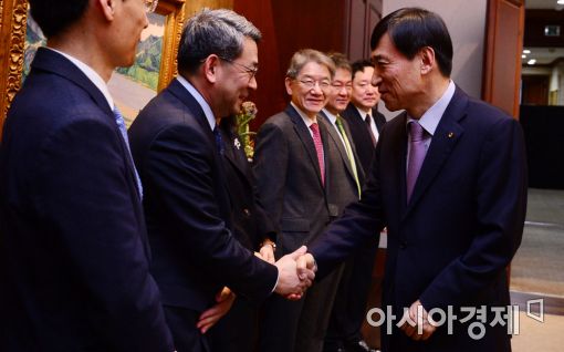 [포토]인사 나누는 이주열 한국은행 총재