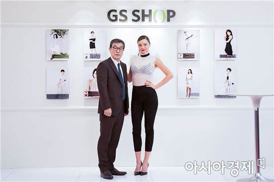 미란다 커(오른쪽)가 김호성 GS샵 부사장(왼쪽)과 함께 기념촬영을 하고있다. 