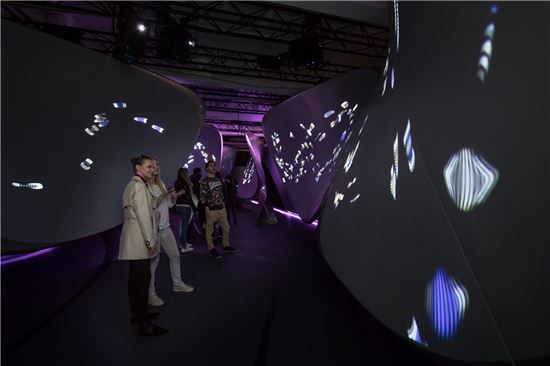 삼성전자, 갤럭시S8 들고 밀라노에 간 이유는?