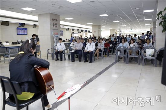 전남대병원 유병완 사진작가 기증전 개최