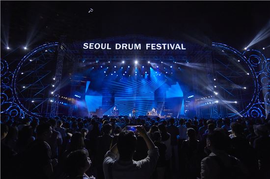 지난해 서울광장에서 열린 서울드럼페스티벌에서 한 밴드가 무대에서 공연을 하고 있다. 사진제공=서울시